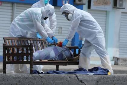 Efectivos de la Policía Nacional de Ecuador recogen el cadáver de la mujer ayer por la mañana