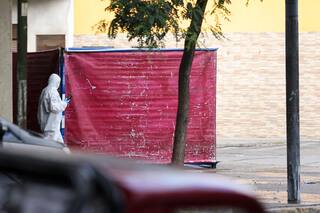 Iba en el auto con su esposa, le tiraron una piedra, se peleó con los agresores, lo apuñalaron, se desvaneció y atropelló a una mujer