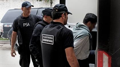 Efectivos de la PSA llevan a los tribunales a uno de los cinco detenidos en los operativos