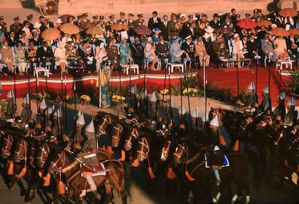 Efectivos de las fuerzas armadas iraníes desfilaron con trajes históricos por los 2500 años del Imperio Persa (Getty Images)