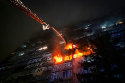 Efectivos de los servicios de emergencias trabajan en la extinción de un incendio tras un ataque ruso en Kiev, Ucrania, el 10 de octubre de 2025. (AP Foto/Dan Bashakov)