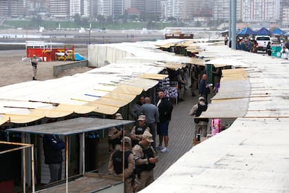 Efectivos de Prefectura Naval durante el allanamiento ordenado por el juez federal Santiago Inchausti en la feria La Saladita de la Bristol
