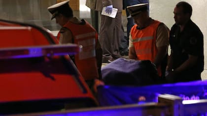 Efectivos de la Prefectura Naval retiran el cuerpo de Nisman de las Torres Le Parc