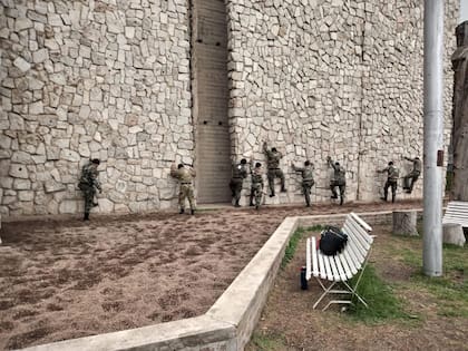 Efectivos de seguridad realizan un entrenamiento táctico en la palestra