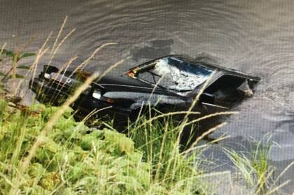 Efectivos de seguridad sacaron el auto del lago Griffin
