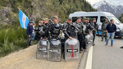 Efectivos del COER rodean un auto que se acercó al banderazo contra las tomas