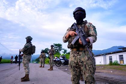 Efectivos del Ejército montan guardia al día siguiente de una masacre en Guayaquil