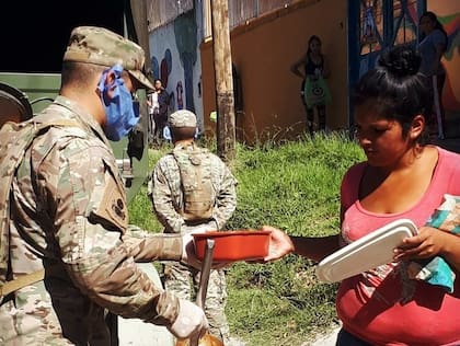 El ministro informó que el Ejército brinda apoyo humanitario en Quilmes y ahora por requerimiento del Ministerio de Desarrollo Social comenzará este lunes con la entrega de alimentos en La Matanza