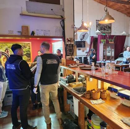Efectivos del juzgado y de la secretaría de Cibercrimen de la Policía de Misiones y la SAIC (Secretaria de Apoyo a las Investigaciones Complejas), en el Bar Social esta mañana.