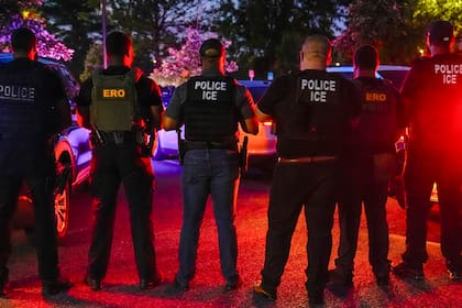 Efectivos del Servicio de Control de Inmigración y Aduanas (ICE), en un operativo.