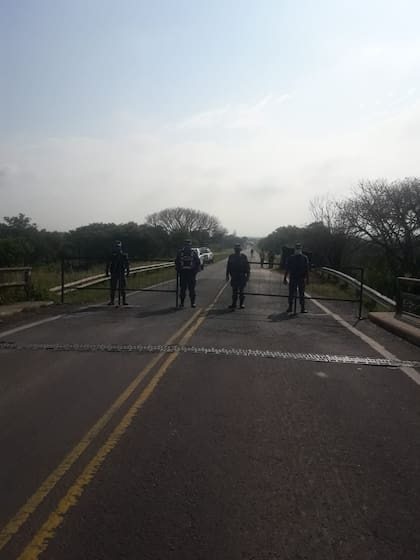 Efectivos, en el acceso a Formosa por ruta 11 desde Chaco. Aunque parezca mentira, ese camino en mal estado con aspecto de ruta secundaria, es el principal vínculo de Formosa con el resto del país.