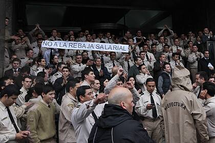Efectivos manifiestan frente al Edificio Guardacostas en Puerto Madero y en una dependencia de la fuerza en La Boca