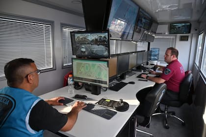 Efectivos policiales monitorean lo que ocurre en las inmediaciones del estadio