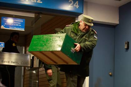 Efectivos retiran cajas del Banco Santa Cruz