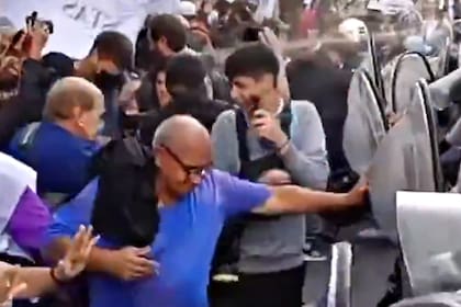 Efectivos tiran gas pimienta sobre los manifestantes