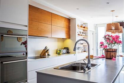 Efecto claro con superficies de Corian y muebles de líneas netas, sin molduras ni herrajes