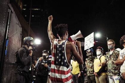 Efecto Trump CALLES CALIENTES. Manifestantes protestan contra la violencia policial y la administración Trump en Portland, Oregon, en julio pasado