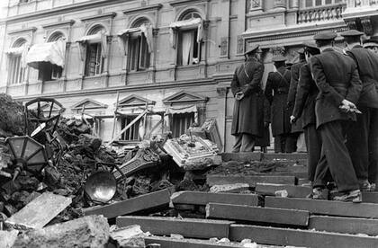 Efectos de los destrozos causados por un poderoso proyectil, luego de ser hecho estallar en la Plaza de Mayo, el 16 de junio de 1955
