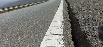 Efectos tras el sismo. Grieta en la Ruta Provincial 11, a 14 km de El Calafate, Santa Cruz.