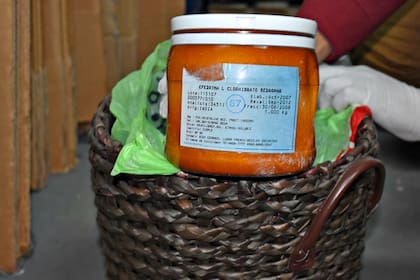 La efedrina es una de las sustancias básicas usadas para la elaboración de metanfetaminas; en la foto, unos de los frascos encontrados en un allanamiento en Belgrano