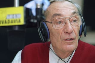 Fue un futbolero de ley, tuvo un programa de radio que hizo historia y un memorable sketch de TV con Calabró