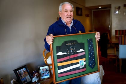 Efraim Sklar con la camiseta que usó en el Mundial 1995 en Gales-Japón y la corbata oficial
