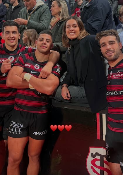 Efraín Elías, Santiago Chocobares y Juan Cruz Mallía posan sonrientes luego del partido entre Toulouse y Stade Francais