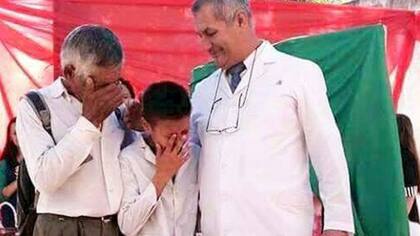 Efraín, junto a su abuelo y su maestro, durante la ceremonia de graduación de la primaria