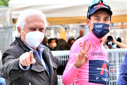 Egan Bernal con el italiano Gianni Savio, su mentor