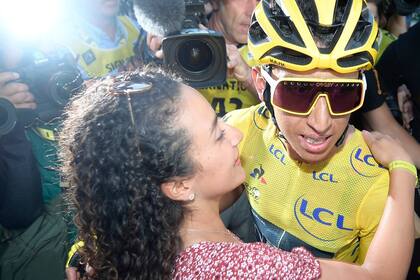 Egan Bernal, flamante campeón del Tour de France, con su novia