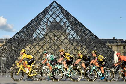 Egan Bernal y una postal frente al Louvre; el colombiano se convirtió en el primer latino que ganó el Tour de France