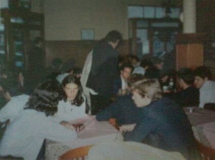 Egresados del Colegio del Salvador del 97 conservan foto de los momentos que pasaron en el bar