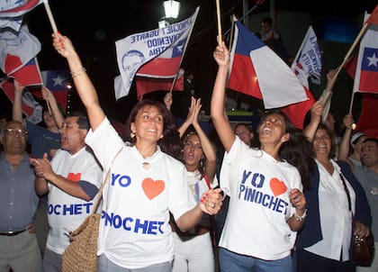 eguidores del ex líder chileno, general Augusto Pinochet, bailan y cantan en las calles de Santiago para celebrar su liberación. (cd/Foto de Claudia Daut, REUTERS)