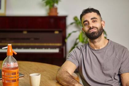 Eial Moldavsky dice que la mayoría de la gente de su edad tiene que recurrir a dos o más trabajos para poder pagar los gastos del día a día