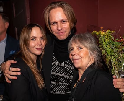 Eija y Valter junto a su madre, la médica My Skarsgård, quien se divorció de Stellan en 2007