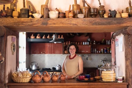 Eileen rodeada de la colección de 80 morteros reunidos a lo largo de los años por su suegro, alias “El Champa”.