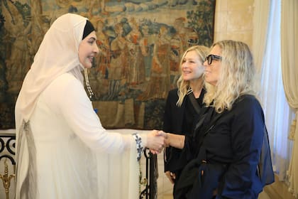 Eiman Hassan A. Nather, esposa del embajador del Reino de Arabia Saudita, recibe a la diseñadora y artista Jessica Trosman