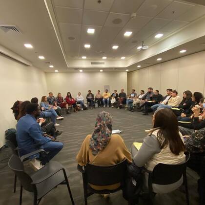 Einat, durante una sesión grupal