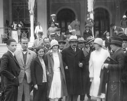 Einstein acompañado de las autoridades de Universidad de Córdoba en la escalinata del Hotel Edén, donde le ofrecieron un banquete