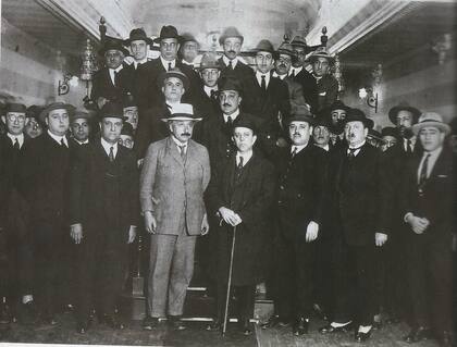 Einstein con miembros de la Sociedad Hebraica.