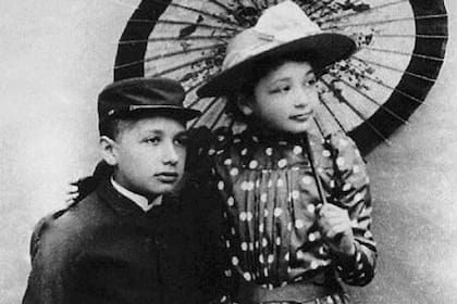 Einstein de pequeño junto a su hermana