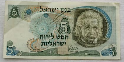Einstein falleció tres años después de que le propusieran ser presidente de Israel. En su honor, el gobierno israelí emitió en 1968 un billete de 5 liras con su retrato