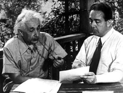 Einstein y Szilard con la carta al presidente Roosevelt en Long Island