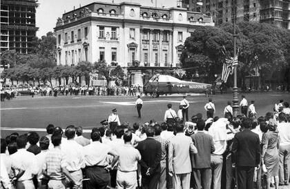 Eisenhower desciende del helicóptero que lo lleva a la embajada estadounidense en Buenos Aires, el 26 de febrero de 1960, un día antes de viajar a Mar del Plata