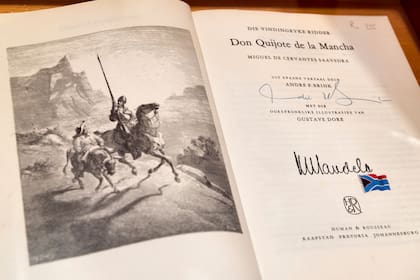Ejemplar de Don Quijote de la Mancha firmado por Nelson Mandela, en el museo Cervantino de Toboso.