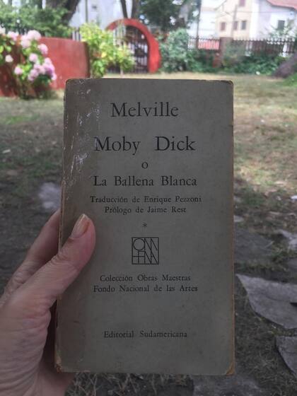 Ejemplar de la novela de Herman Melville con traducción de Enrique Pezzoni