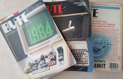 Ejemplares de Byte de los años en que se gestó la revolución digital, de 1984 a 1990, cuando la revista cumplió 15 años