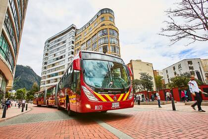 Ejemplo. En la ciudad de Bogotá se mejoró el sistema de transporte público para disminuir el uso de automóviles y se concientizó sobre los excesos de velocidad