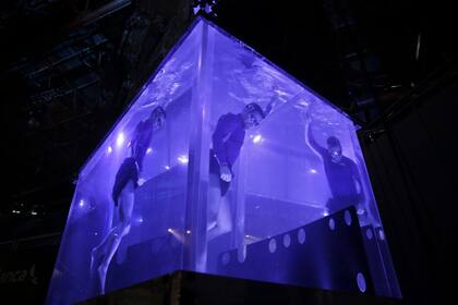 Ejercicio de adaptación de pulmones para la apnea que realiza en un numero este artista Derek Broussard de Hawai. Séptimo Día. Cirque Du Soleil. Polideportivo de Mar del Plata