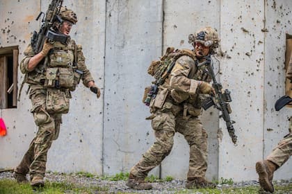 Ejercicios de salto masivo refuerzan la capacidad de tomar posiciones estratégicas detrás de líneas enemigas